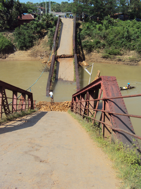 လွိုင္း​ဘြဲ့​တံတား​ေဟာင္း​ က်ိုး​က် ဆက္သြယ္​ေရး​ ျပတ္​ေတာက္