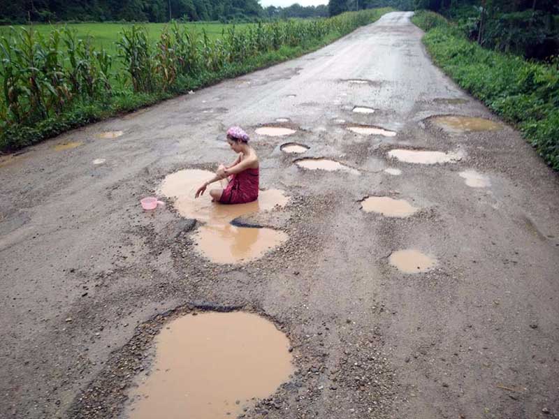 လမ္းေပၚတြင္ ေရခ်ိဳးအရြဲ႕တိုက္သည့္ ကရင္မိန္းကေလးေၾကာင့္ ခ႐ိုင္၀န္မွ လမ္းျပင္ရန္ အမိန္႔ထုတ္