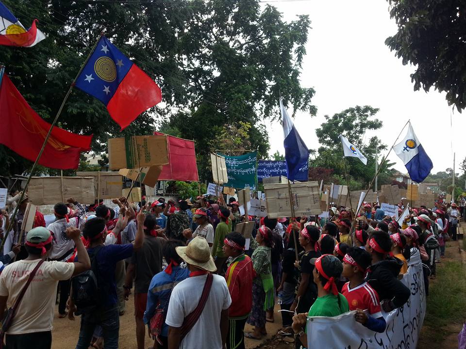 စစ္တပ္သိမ္းေျမမ်ား ျပန္ရရွိေရး ဖယ္ခံုေဒသခံ ၁၀၀၀ က်ာ္ ဆႏၵျပ