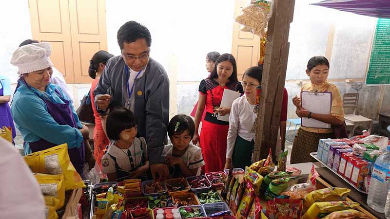 စားသုံးဖုိ႔မသင့္သည့္ အစားအစာ ေရာင္းခ်မႈရွိ၊ မရွိ စာသင္ေက်ာင္း မုန္႔ဆုိင္မ်ားကို စစ္ေဆး