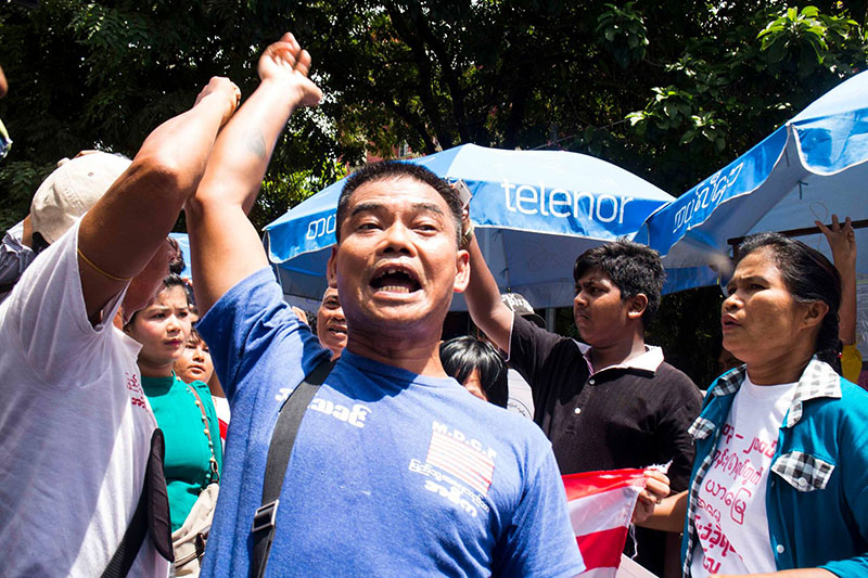 တရားဥပေဒစုိးမုိးေရး ကုိထင္ေက်ာ္အဖြ႔ဲ ဆႏၵျပ (ဓာတ္ပံု)