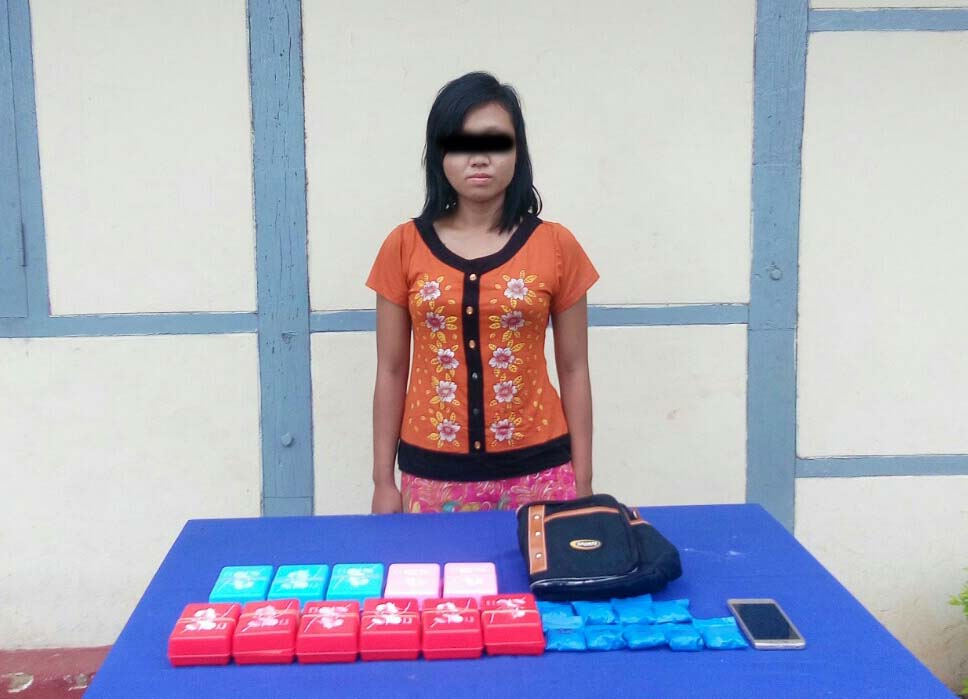 မိုးညႇင္းၿမိဳ႕နယ္တြင္ အသက္ ၂၅ ႏွစ္အရြယ္အမ်ိဳးသမီးထံမွ ဘိန္းျဖဴႏွင့္ စိတ္ႂကြေဆးျပားမ်ားဖမ္းမိ