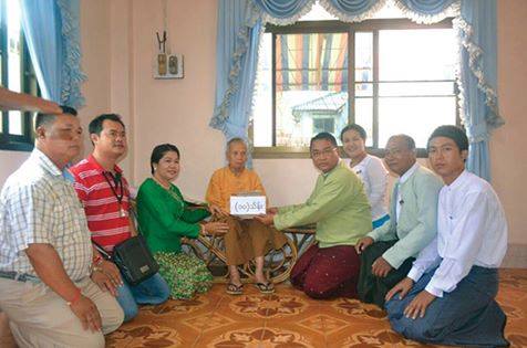 ျမန္မာ့ အသက္အႀကီးဆံုး ဘိုးဘြား ၂ ဦးကုိ ဆုခ်ီးျမႇင့္