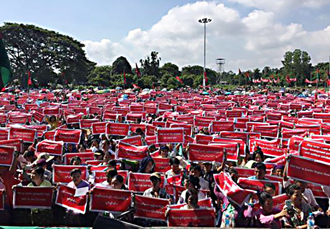 အစုိးရတပ္ ထုိးစစ္ရပ္ရန္ ျမစ္ႀကီးနားတြင္ လူေထာင္ခ်ီ လွည့္လည္ဆႏၵျပ