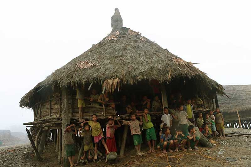 နာဂက်န္းမာေရးမႉးႏွင့္ တကၠစီေမာင္းသူတို႔ကို ေဒၚေအာင္ဆန္းစုၾကည္ ခ်ီးက်ဳးဂုဏ္ျပဳ