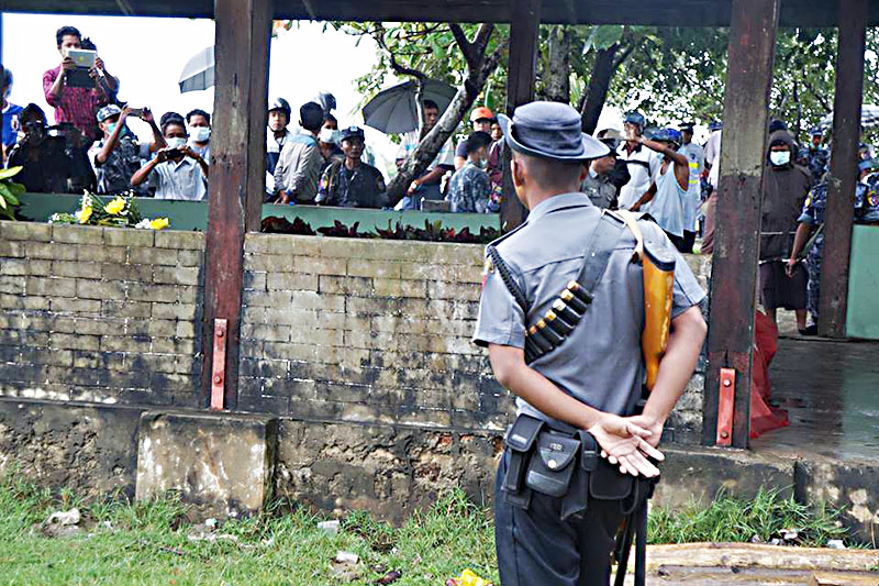 ေမာင္ေတာနယ္စပ္တြင္ ပစ္ခတ္မႈမ်ားဆက္ျဖစ္၊ ဆရာမ်ားႏွင့္ ေဒသခံမ်ား ပိတ္မိေန
