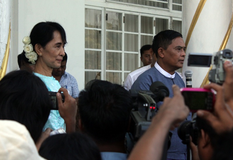 ေဒၚေအာင္ဆန္းစုၾကည္နွင့္ ဦးေအာင္ၾကည္တို့ တိုင္းရင္းသားအေရးနွင့္ လြတ္ျငိမ္းခ်မ္းသာခြင့္ကိစၥ ေဆြးေနြး