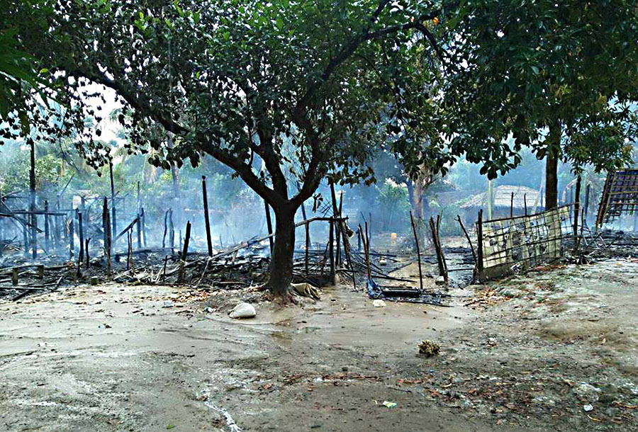 အၾကမ္းဖက္တိုက္ခိုက္သူမ်ားက ၀ါးပိတ္ေက်းရြာအား မီး႐ႈိ႕ဖ်က္ဆီး (႐ုပ္သံ)