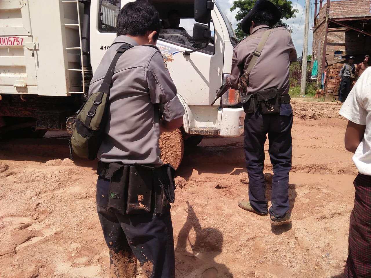 တရားမ၀င္သစ္သယ္ေဆာင္လာသည့္ကားကို ရဲတပ္ဖြဲ႔၀င္မ်ား ပစ္ခတ္ဖမ္းဆီး