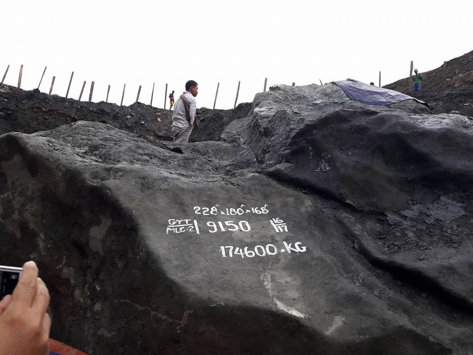 တန္ခ်ိန္ ၂၁၀ ရွိ ေက်ာက္စိမ္းအ႐ုိင္းတုံးႀကီး ဖားကန္႔တြင္ တူးေဖာ္ရရွိ