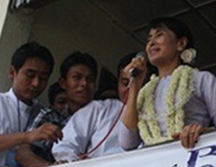 ေဗဒါစာဖတ္ခန္း​ဖြင့္​ပြဲ တက္​ေရာက္သူလူထုကို ​ေဒၚ​ေအာင္ဆန္း​စုၾကည္ မိန့္​ခြန္း​ေျပာ
