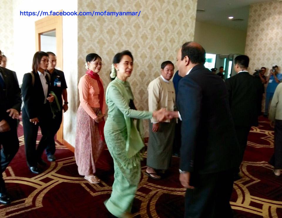 ေဒၚေအာင္ဆန္းစုၾကည္ အိႏၵိယသို႔ ခရီးထြက္ခြာ