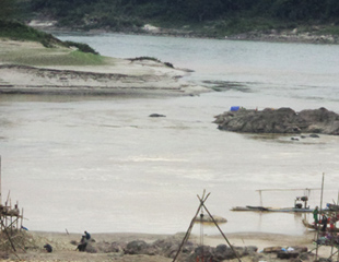 ဧရာဝတီျမစ္အတြင္း​ ​ေ႐ြွႊ႐ွာ​ေဖြမႈ​ေၾကာင့္​ ​ေဒသအတြင္း​ ဆိုး​ဆိုး​ဝါး​ဝါး​ ထိခိုက္