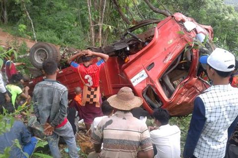 ဒီေမာ့ဆုိၿမိဳ႕နယ္ ယာဥ္တိမ္းေမွာက္မႈ ၅ ဦးေသ၊ ၃၅ ဦးဒဏ္ရာရ