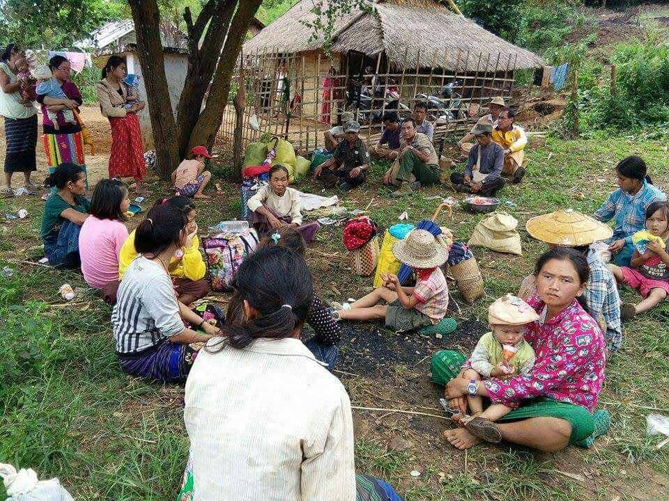 သီေပါၿမဳဳိ႕နယ္တြင္ တိုက္ပြဲျဖစ္ပြားသျဖင့္ ရြာသားမ်ား ထြက္ေျပးေနရ