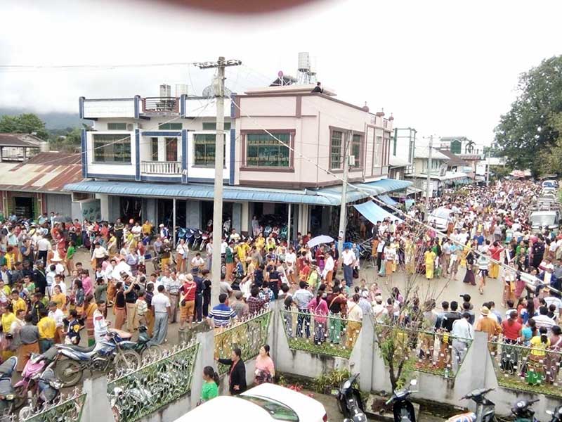 နမ့္ခမ္းတြင္ ၿမိဳ႕နယ္ပညာေရးမႉးကို ဆႏၵျပ