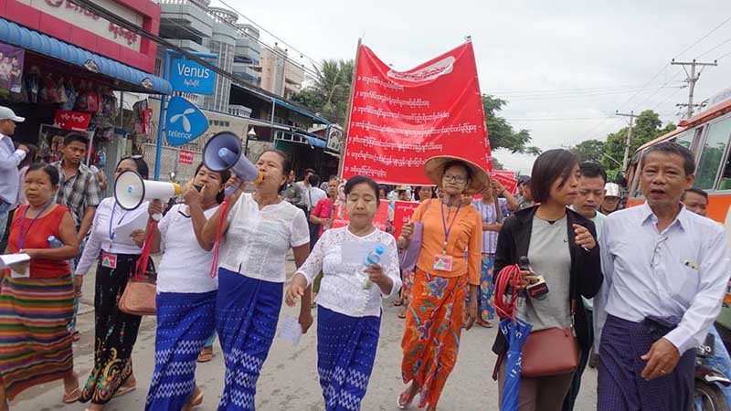 ေက်ာက္စိမ္း အလြန္အကၽြန္တူးေဖာ္မႈ ရပ္ဆုိင္းေပးရန္ ဆႏၵျပ (ဓာတ္ပုံ)
