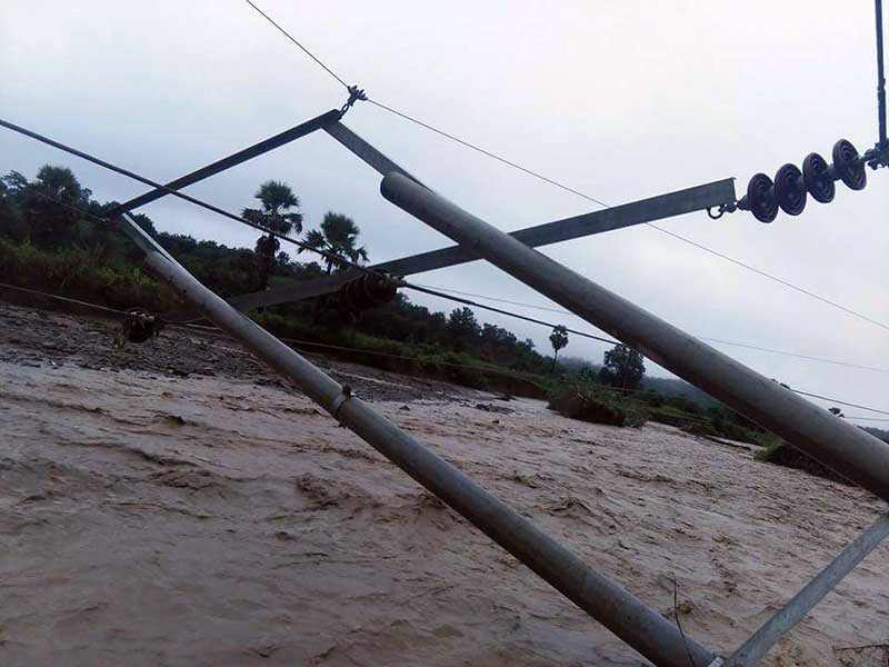 မိုးသည္းထန္ၿပီး ဓာတ္တိုင္လဲသျဖင့္ ၿမိဳ႕သံုးၿမိဳ႕တြင္ ဓာတ္အားျပတ္ေတာက္ေန