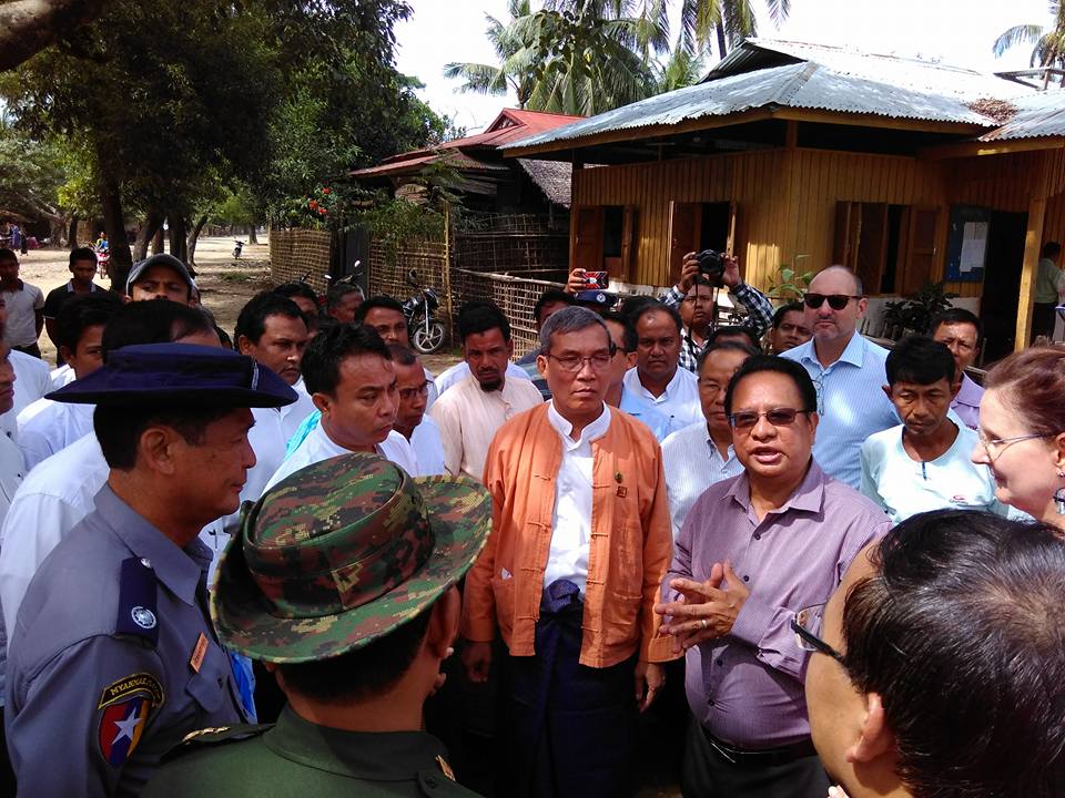 ႏိုင္ငံတကာသံတမန္မ်ား ေမာင္ေတာႏွင့္ ရေသ့ေတာင္ၿမိဳ႕နယ္တြင္းမွ ေဒသခံမ်ားႏွင့္ ေတြ႔ဆံု