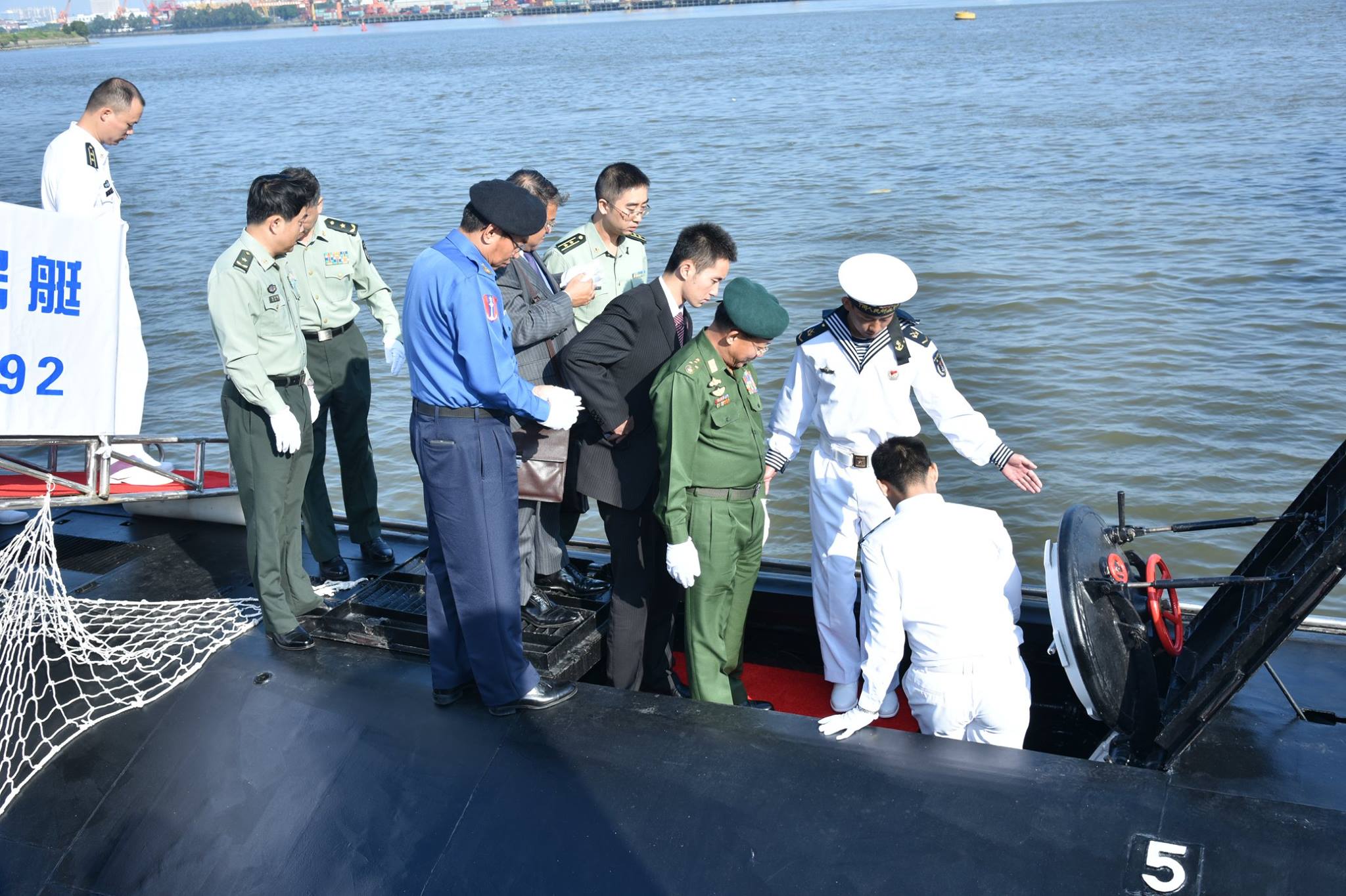 ျမန္မာကာခ်ဳပ္  တ႐ုတ္ေရငုပ္သေဘၤာအား ၾကည့္႐ႈေလ့လာ (ဓာတ္ပံု)