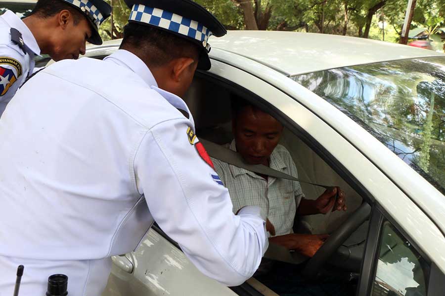 ကားေမာင္းသူမ်ား ထုိင္ခုံခါးပတ္ ပတ္ရန္ မႏၱေလးယာဥ္ထိန္းရဲ ပညာေပး (ဓာတ္ပုံ)