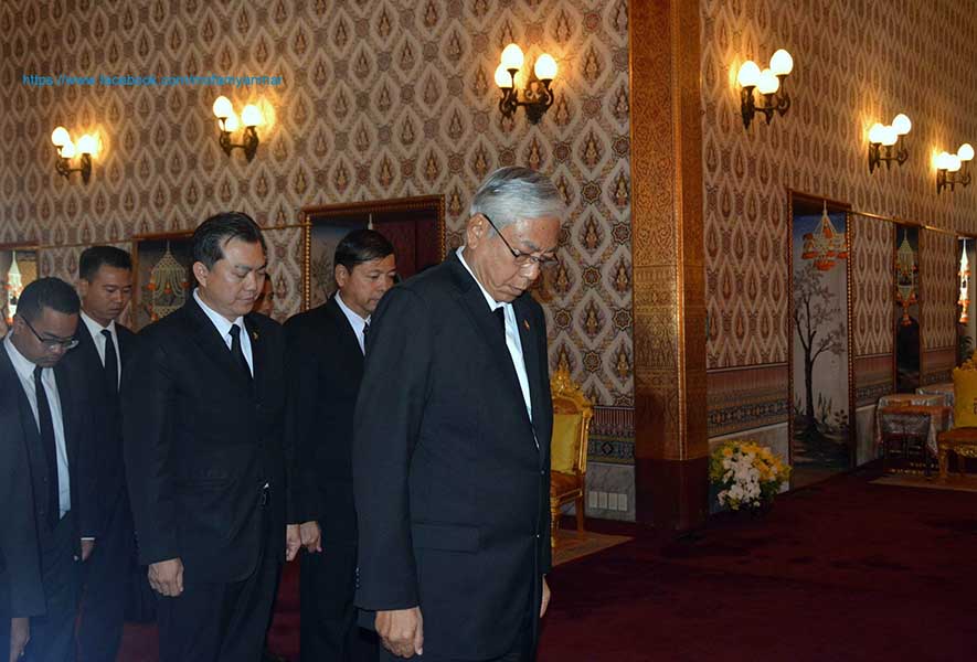 နတ္ရြာစံ ထုိင္းဘုရင္မင္းျမတ္အား သမၼတ ဦးထင္ေက်ာ္ ဂါရ၀ျပဳ လြမ္းသူ႔ပန္းေခြခ် (ဓာတ္ပုံ)