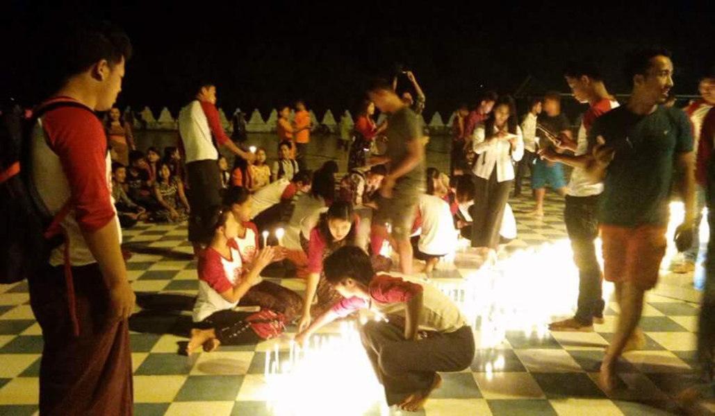 ေမာင္ေတာအၾကမ္းဖက္မႈ တလျပည့္ ဆီမီးထြန္းညႇိပြဲ စစ္ေတြၿမိဳ႕တြင္ က်င္းပ (ဓာတ္ပုံ)