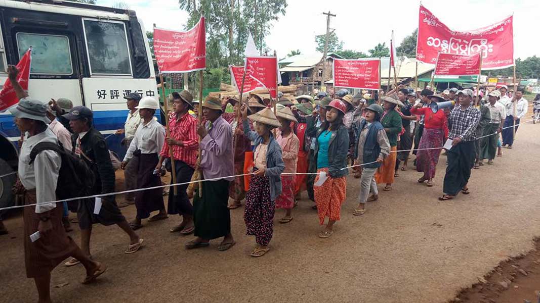 ထီးခ်ဳိင့္ၿမိဳ႕တြင္ သိမ္းဆည္းခံ လယ္ေျမမ်ားျပန္လည္ရရွိေရး ေတာင္သူမ်ား ဆႏၵျပ