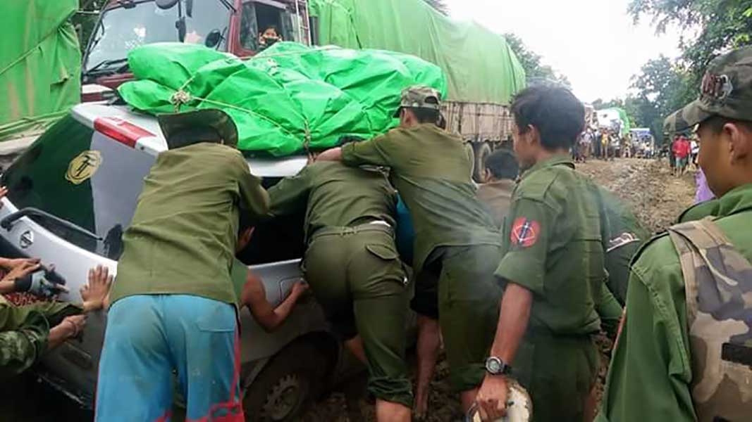 မံုရြာ - ဂန္႔ေဂါ အၾကား လမ္းပိုင္းအခက္အခဲေၾကာင့္ ကားမ်ားပိတ္ဆို႔
