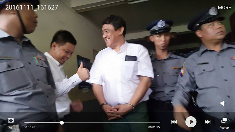 အလဲဗင္း အမႈေဆာင္အရာရွိခ်ဳပ္ႏွင့္အယ္ဒီတာခ်ဳပ္တုိ႔ကုိ ရဲစခန္းတြင္ ေတြ႔ရစဥ္ (ဓာတ္ပုံ)