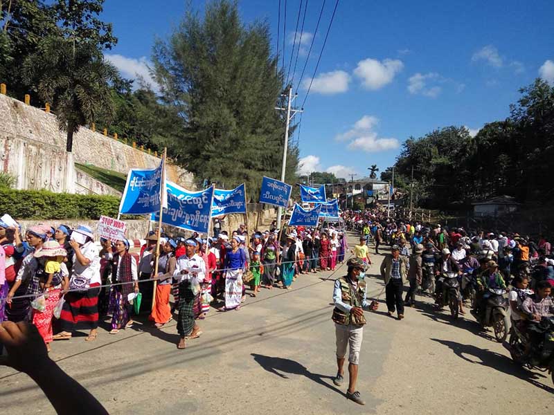 ျမန္မာႏုိင္ငံ ၿငိမ္းခ်မ္းေရး တုိင္းရင္းသားေပါင္းစုံပါ၀င္သည့္ အမ်ဳိးသမီးမ်ား ဆႏၵျပ (ဓာတ္ပံု)