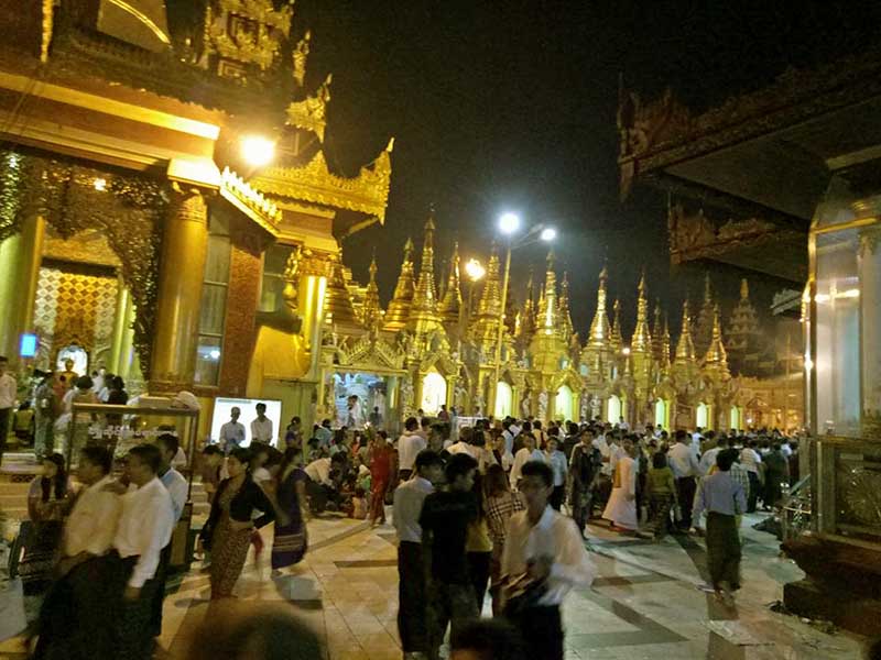 ေရႊတိဂုံေစတီေတာ္တြင္ မသိုးသကၤန္းကပ္လႉၿပီး ဘုရားဖူးမ်ားျဖင့္ စည္ကား (ဓာတ္ပုံ)