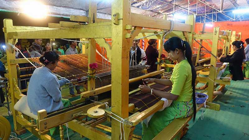 ျပင္ဦးလြင္တန္ေဆာင္တုိင္ပြဲႏွင့္ မဟာအံ့ထူးကံသာ ဆုေတာင္းျပည့္ဘုရား မသုိးသကၤန္းပူေဇာ္ပြဲ က်င္းပ (ဓာတ္ပုံ)