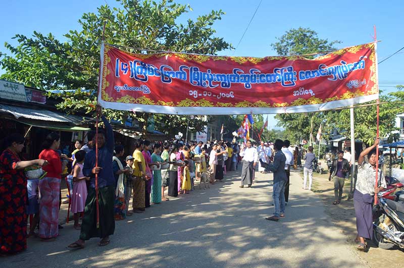ပုဒ္မ ၁၄၄ ထုတ္ျပန္ထားသည့္ ဘူးသီးေတာင္ၿမိဳ႕တြင္ ၿမိဳ႕လုံးကၽြတ္ဆြမ္းေလာင္းပြဲက်င္းပ (ဓာတ္ပုံ)