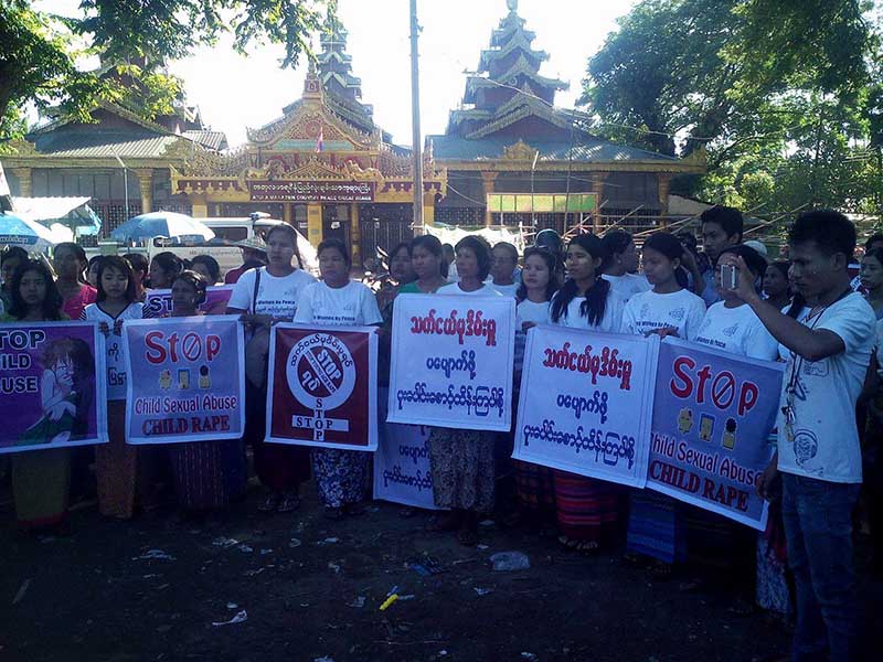 သက္ငယ္မုဒိမ္းမႈ က်ဴးလြန္သူမ်ားကုိ ျပင္းထန္စြာအေရးယူေပးရန္ ေတာင္းဆိုဆႏၵျပ (ဓာတ္ပုံ)