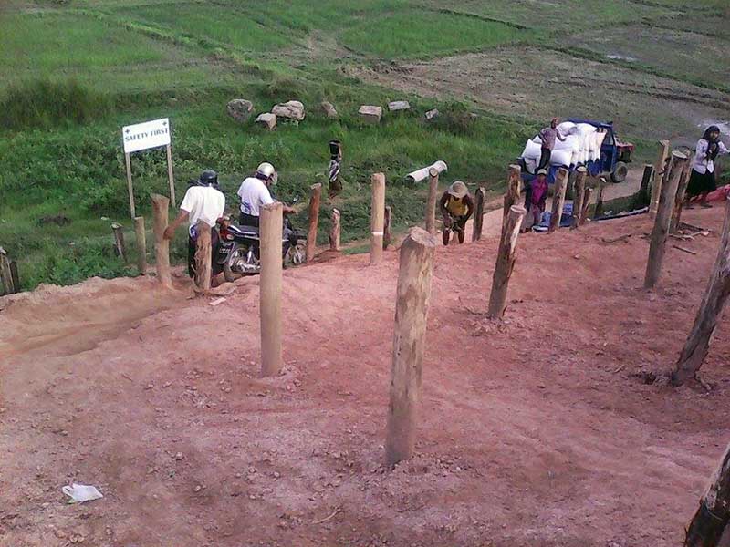 တံတား ခ်ဥ္းကပ္လမ္း ပ်က္စီးေနမႈေၾကာင့္ ေဒသခံျပည္သူမ်ား အခက္ႀကံဳ