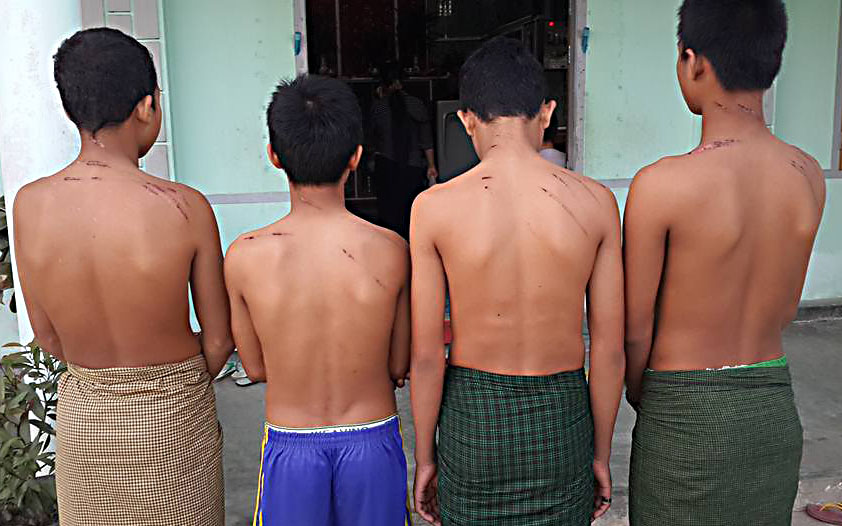 ေက်ာင္းသားမ်ားကို ျပင္းထန္စြာ႐ိုက္သည့္ဆရာကို မေက်နပ္၍ မိဘမ်ားတိုင္ၾကား