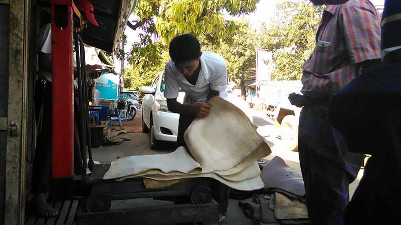 ရာဘာေစ်းျမင့္တက္ေပမယ့္ အေစးျခစ္လုပ္သားရွားပါးမႈႏွင့္ ဆက္လက္ႀကံဳေတြ႔
