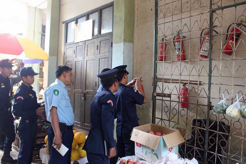 မုံရြာတြင္ မီးေဘးႀကိဳတင္ကာကြယ္ေရးအတြက္ ေစ်းမ်ားကို လိုက္လံစစ္ေဆး