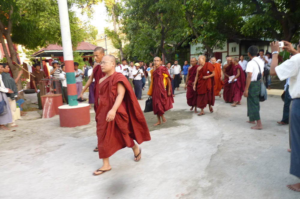 ျပည္တြင္း​ျငိမ္း​ခ်မ္း​ေရး​အတြက္ သံဃာ​ေတာ္မ်ား​ ဆနၵျပ (ဓာတ္ပံု)