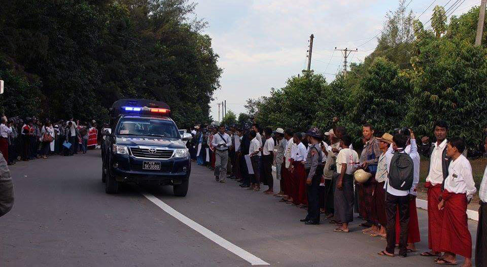 စစ္​​ေတြတြင္ ကိုဖီအာနန္ ဦးေဆာင္သည့္ အႀကံေပးေကာ္မရွင္အဖြဲ႔ကို ဆႏၵျပ
