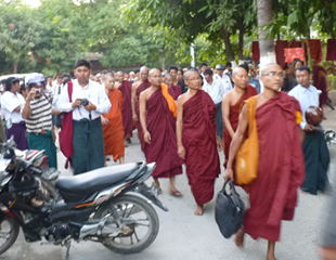 သံုး​ပြင့္​ဆိုင္​ေဆြး​ေနြး​ပြဲ ​ေပၚ​ေပါက္​ေရး​အထိ ​ေတာင္း​ဆိုသြား​မည္ဟု ဆနၵျပသံဃာမ်ား​ မိန့္​ၾကား​