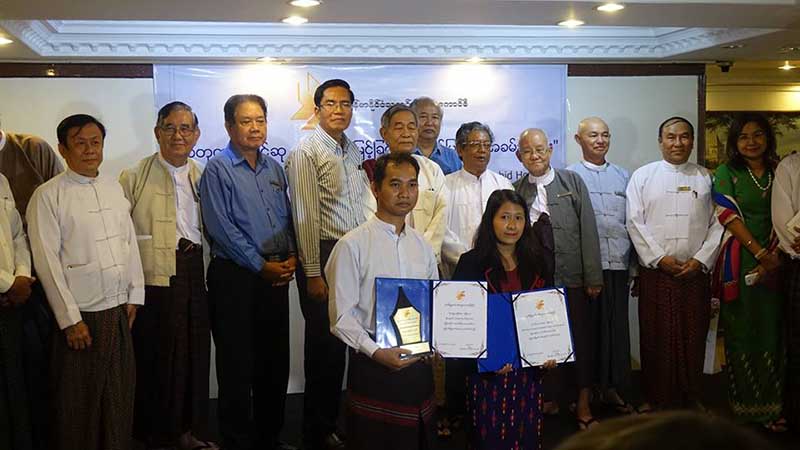 အိမ္အကူ မိန္းကေလးႏွစ္ဦး ႏွိပ္စက္ခံရမႈ ေဖာ္ထုတ္သူ သတင္းေထာက္ကို ဆုခ်ီးျမႇင့္