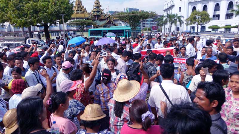 မူလေနရာတြင္ ေစ်းျပန္လည္ေရာင္းခ်ခြင့္ရေရး လမ္းေဘးေစ်းသည္မ်ား ဆႏၵျပ (ဓာတ္ပံု)