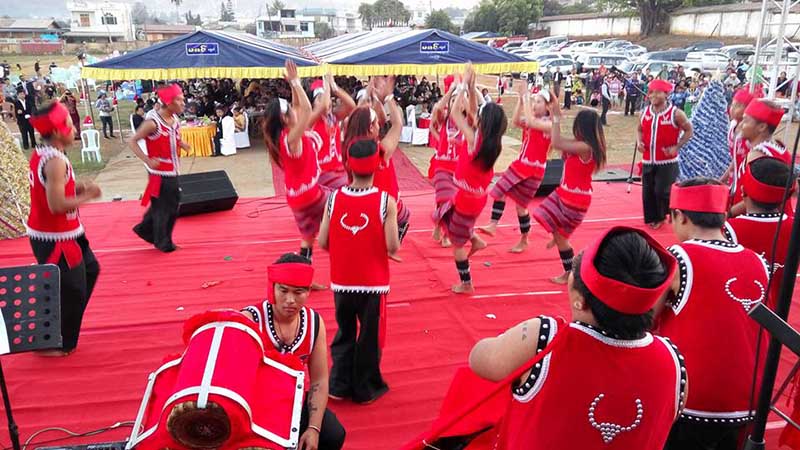 လား႐ိႈးခရစၥမတ္အႀကဳိပြဲေတာ္၌  ၀တိုင္းရင္းသားမ်ားေဖ်ာ္ေျဖေနစဥ္ (ဓာတ္ပံု)