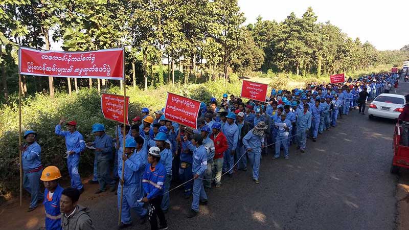 တေကာင္း နီကယ္စက္႐ံု၏ ခဲြျခားဆက္ဆံမႈအေပၚ ျမန္မာအလုပ္သမားမ်ား ကန္႔ကြက္ဆႏၵျပ