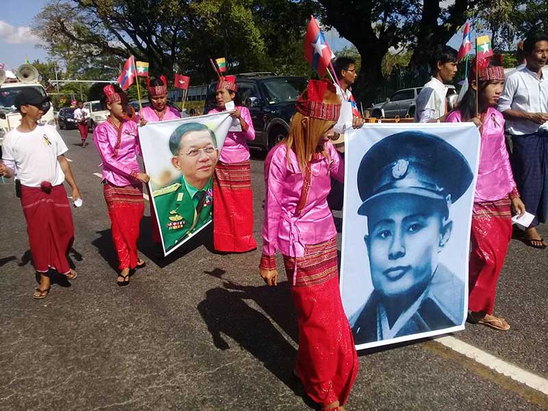 ျမန္မာ့တပ္မေတာ္ႏွင့္စစ္ပြဲကို ရန္ကုန္ၿမိဳ႕၌ ေထာက္ခံဆႏၵျပ (ဓာတ္ပံု)