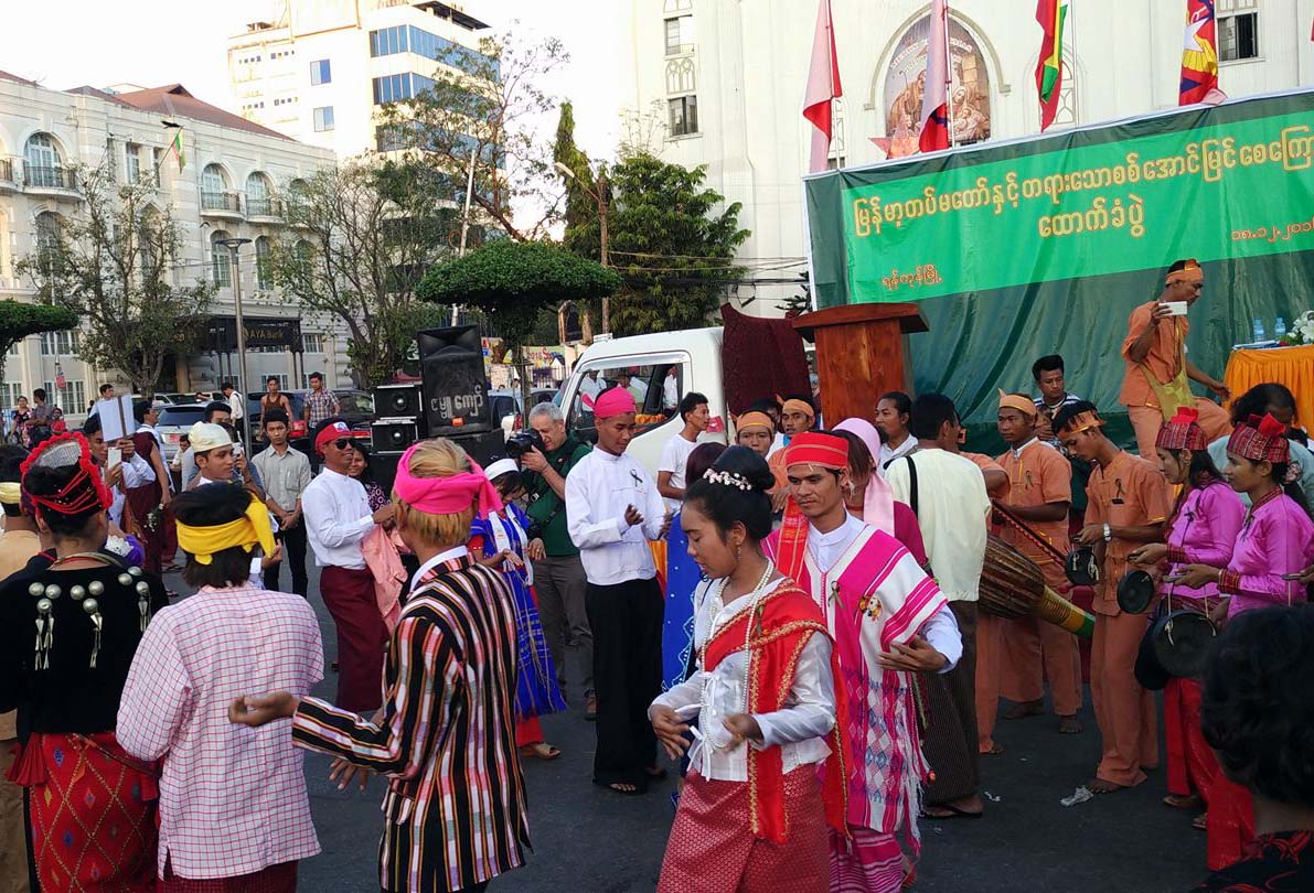တိုင္းရင္းသားဝတ္စံုဝတ္ တပ္မေတာ္ေထာက္ခံပြဲကို ကခ်င္လူငယ္မ်ား ကန္႔ကြက္႐ႈတ္ခ်