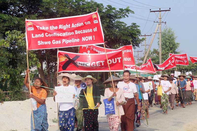 တ႐ုတ္ပုိက္လိုင္းေၾကာင့္ ပ်က္စီးလယ္ေျမမ်ား ျပန္ျပင္ေပးရန္ေတာင္သူမ်ားဆႏၵျပ