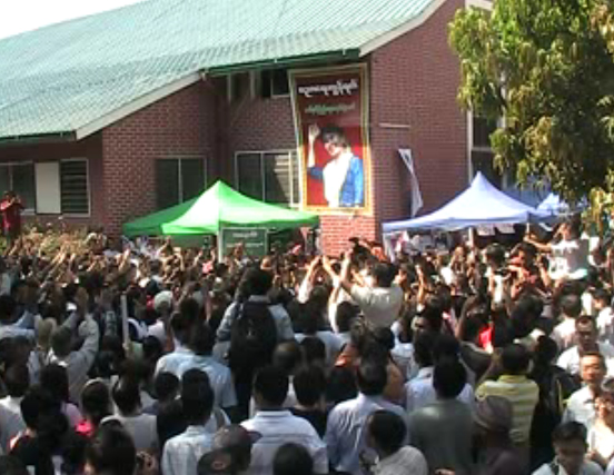 ပညာ​ေရး​ကြန္ရက္ ​ေဈး​ေရာင္း​ပြဲ ပရိသတ္​ေသာင္း​ခ်ီ တက္​ေရာက္အား​ေပး​